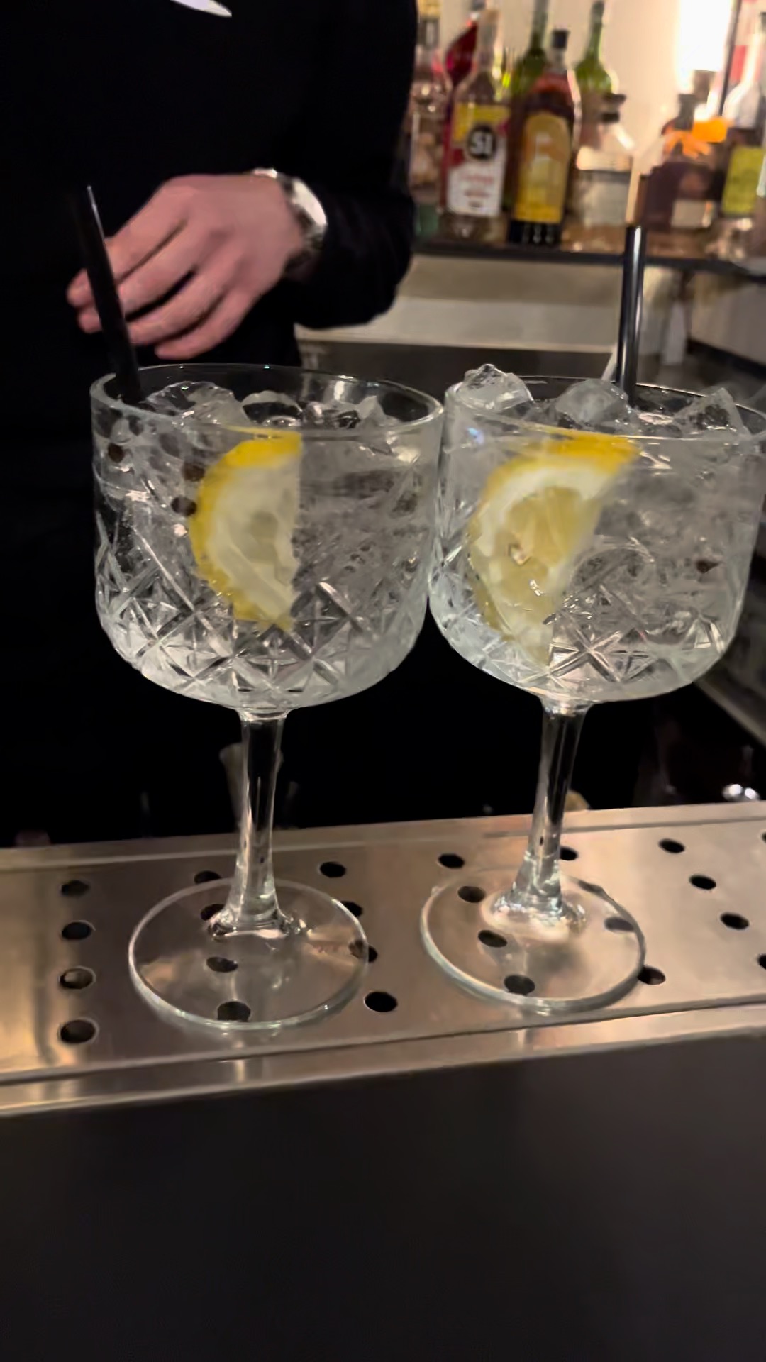 Gin tonic nei calici di cristallo