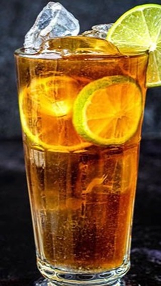 Long drink ambrato controluce