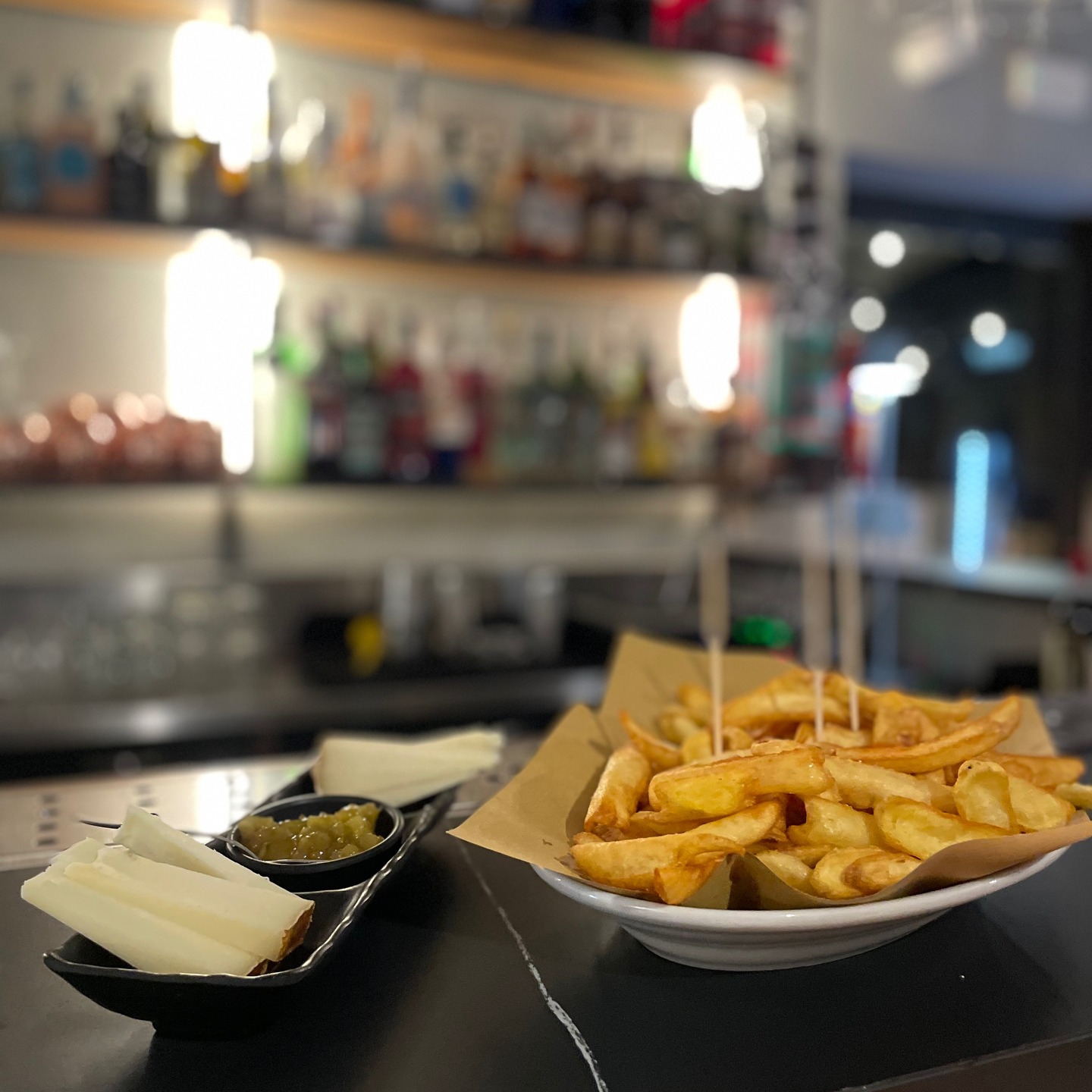 Il bancone, tra distillati e aperitivo